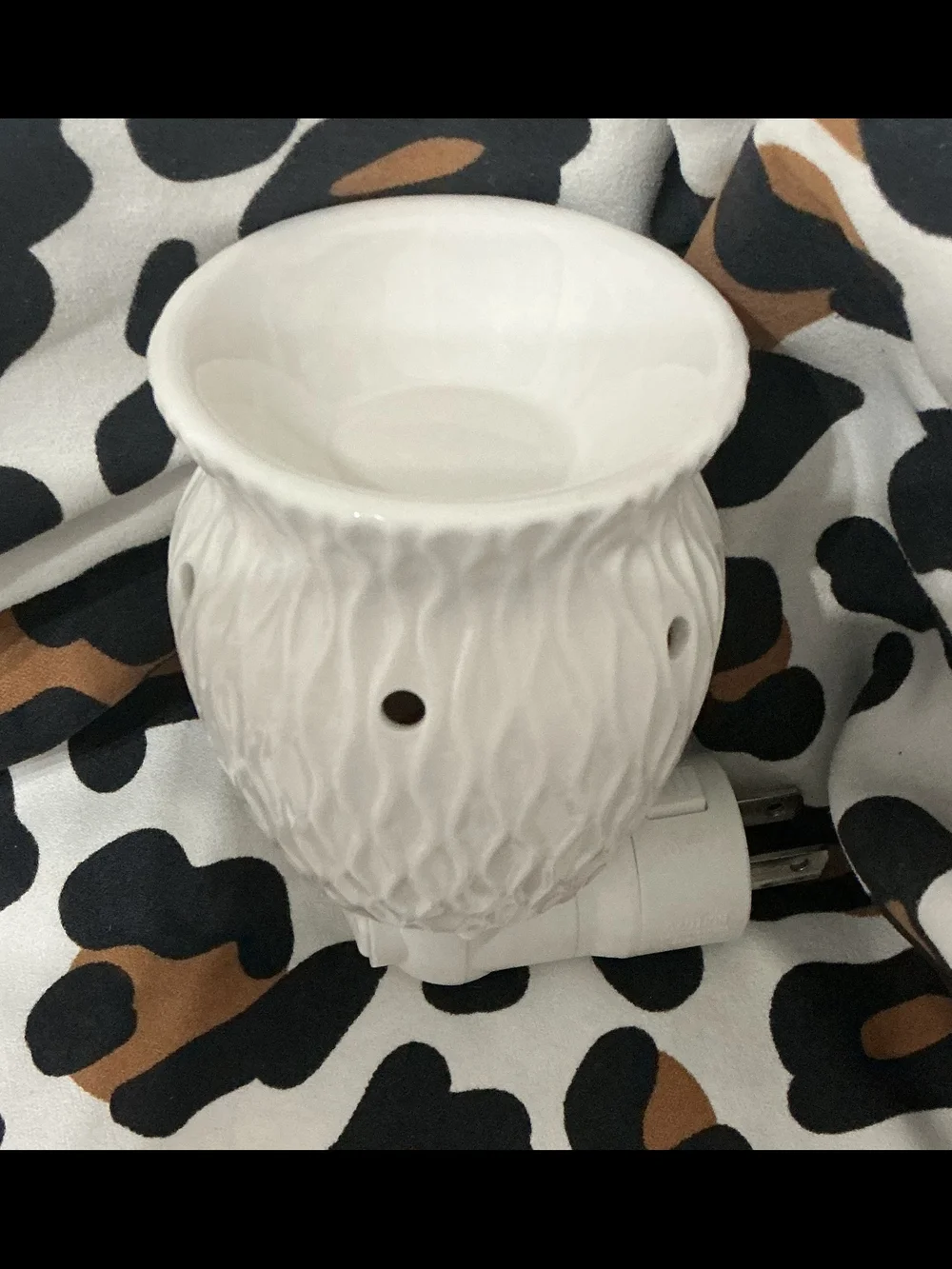 SCENTSY WHITE CERAMIC PLUG IN WAX WARMER WITH ON OFF SWITCH
